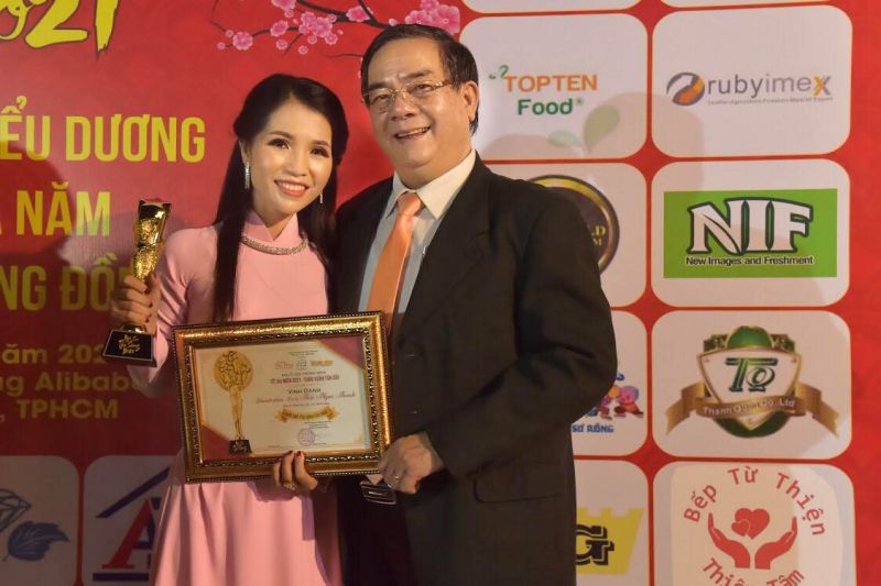 Thái Ngọc Thanh nhận cúp vàng Ngôi sao toả sáng từ Thiếu Tướng – Giáo sư Tiến sĩ  Nguyễn Đình Được - Viện trưởng Viện Khoa học Nghiên cứu Nhân tài Nhân lực Việt trao tặng